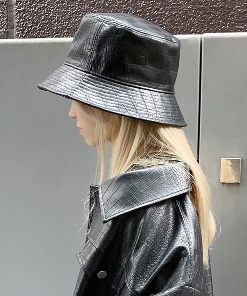 Figments（フィグメンツ）の「クロコフェイクレザーバケットハット（ハット・レディース・オフホワイト/ブラック/ブルー・FREE）」の3枚目の写真