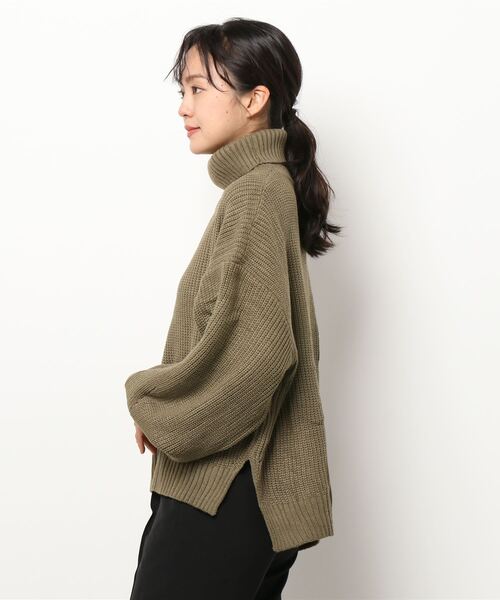 toucher du brise(トゥシェドブリーズ)の「【yumi. コラボ】袖ボリュームタートルニット(ニット/セーター・レディース・カーキ/アイボリー/ベージュ・フリー)」の8枚目の写真