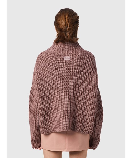 DIESEL（ディーゼル）の「レディース サステナブル ニット タートルネック オーバーサイズ ルーズフィット セーター（ニット/セーター・レディース・ピンクベージュ/ブラック/ブルー・XX-SMALL/X-SMALL/MEDIUM/SMALL）」の10枚目の写真