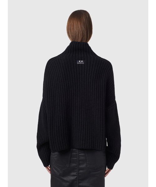 DIESEL（ディーゼル）の「レディース サステナブル ニット タートルネック オーバーサイズ ルーズフィット セーター（ニット/セーター・レディース・ピンクベージュ/ブラック/ブルー・XX-SMALL/X-SMALL/MEDIUM/SMALL）」の8枚目の写真