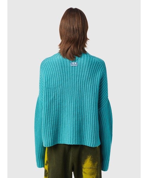 DIESEL（ディーゼル）の「レディース サステナブル ニット タートルネック オーバーサイズ ルーズフィット セーター（ニット/セーター・レディース・ピンクベージュ/ブラック/ブルー・XX-SMALL/X-SMALL/MEDIUM/SMALL）」の4枚目の写真