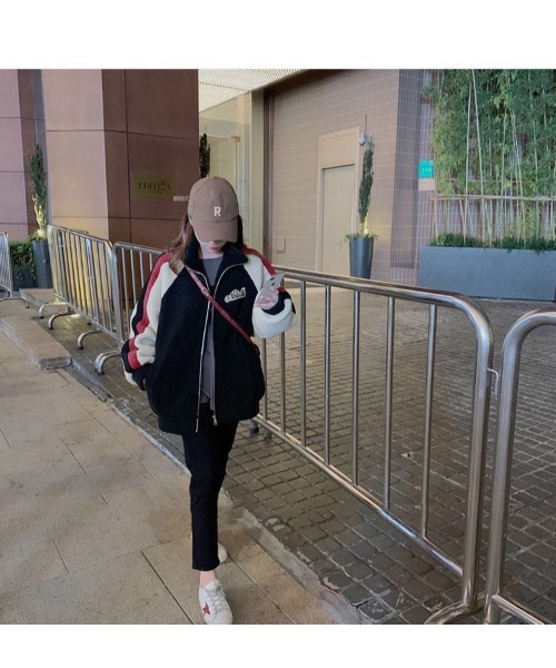 DEVICE(デバイス)の「ジャージデザイン フリース ボアジャケット もこもこ アウター ブルゾン(ブルゾン・レディース・ブラック/ベージュ・FREE)」の6枚目の写真