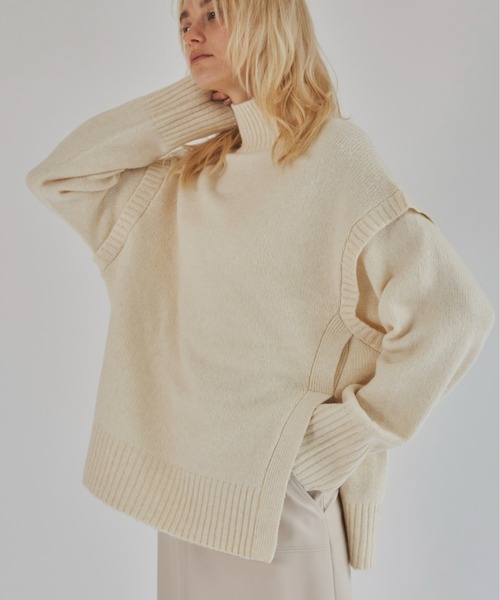 Aunt Marie's（アントマリーズ）の「ショルダータックカラータートルニット（ニット/セーター・レディース・ホワイト/ライトブルー/パープル/グリーン・FREE）」の2枚目の写真