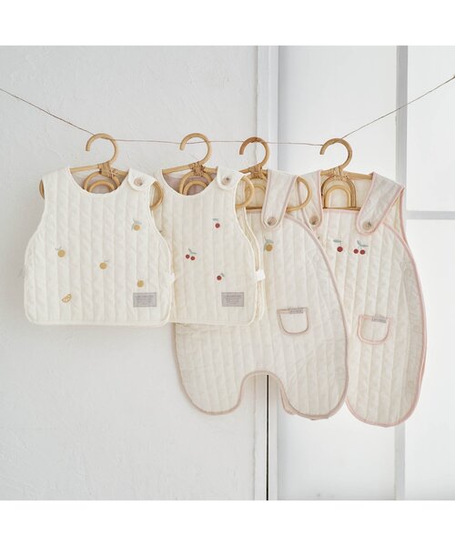 apres les cours（アプレレクール）の「フルーツ刺繍キルティングベスト（ベスト・キッズ・ピンク/オレンジ・90）」の3枚目の写真
