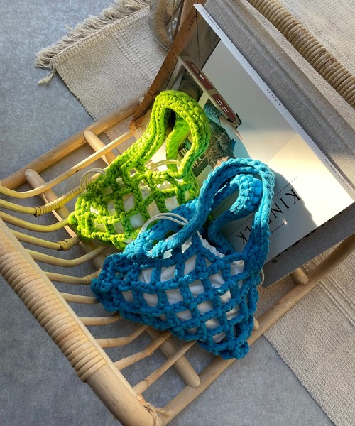 AS KNOW AS plus（アズノゥアズプラス）の「カラフル ミニあみバッグ（ハンドバッグ・レディース・ブラック/ピンク/イエロー/オレンジ/ブルー/グリーン・FREE）」の4枚目の写真