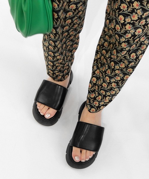 alala（アララ）の「厚底シャークソールクッションスポサン　◇（サンダル・レディース・ブラック/グリーン/アイボリー・LL/S/M/L）」の2枚目の写真