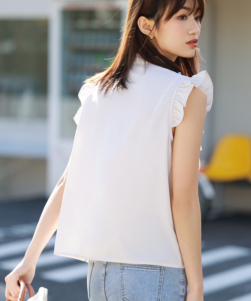 フリルデザインノースリーブブラウス