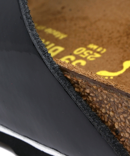 BIRKENSTOCK(ビルケンシュトック)の「■Oggi8月/DRESS・SEDA7月号掲載■ARIZONA NL Black Patent(UNISEX)(サンダル・メンズ・ブラック×ホワイト・43/40/42/41/39)」の5枚目の写真