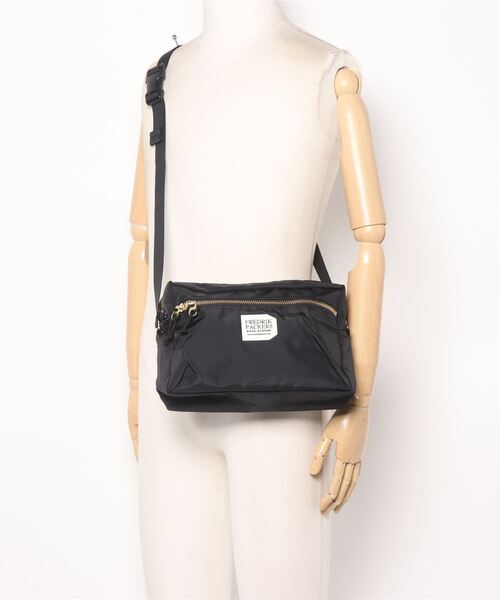 FREDRIK PACKERS（フレドリックパッカーズ）の「FREDRIK PACKERS　フレドリックパッカーズ / 420D SNUG SHOULDER(M)（ショルダーバッグ・レディース・ホワイト/ネイビー/オリーブ/シルバー/タン/ブラック/チャコールグレー/カーキ・ONESIZE）」の17枚目の写真