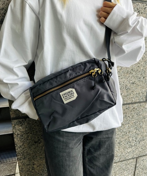 FREDRIK PACKERS（フレドリックパッカーズ）の「FREDRIK PACKERS　フレドリックパッカーズ / 420D SNUG SHOULDER(M)（ショルダーバッグ・レディース・ホワイト/ネイビー/オリーブ/シルバー/タン/ブラック/チャコールグレー/カーキ・ONESIZE）」の22枚目の写真