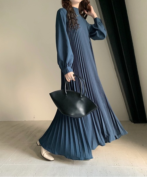 emi+（エミプラス）の「ボリュームスリーブフレアプリーツワンピース（ワンピース・レディース・ブラック/ベージュ/カーキ/チャコールグレー/ブルーグリーン・M/L）」の5枚目の写真