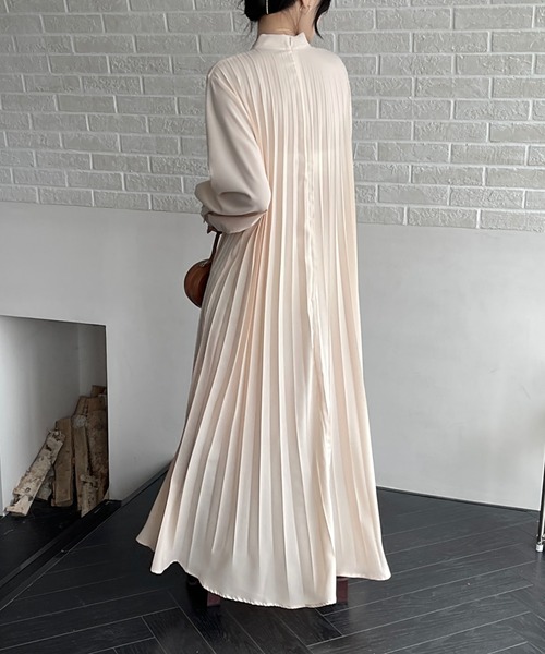 emi+（エミプラス）の「ボリュームスリーブフレアプリーツワンピース（ワンピース・レディース・ブラック/ベージュ/カーキ/チャコールグレー/ブルーグリーン・M/L）」の12枚目の写真