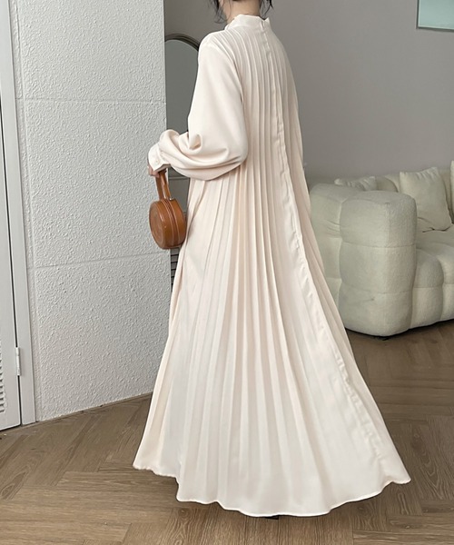 emi+（エミプラス）の「ボリュームスリーブフレアプリーツワンピース（ワンピース・レディース・ブラック/ベージュ/カーキ/チャコールグレー/ブルーグリーン・M/L）」の13枚目の写真