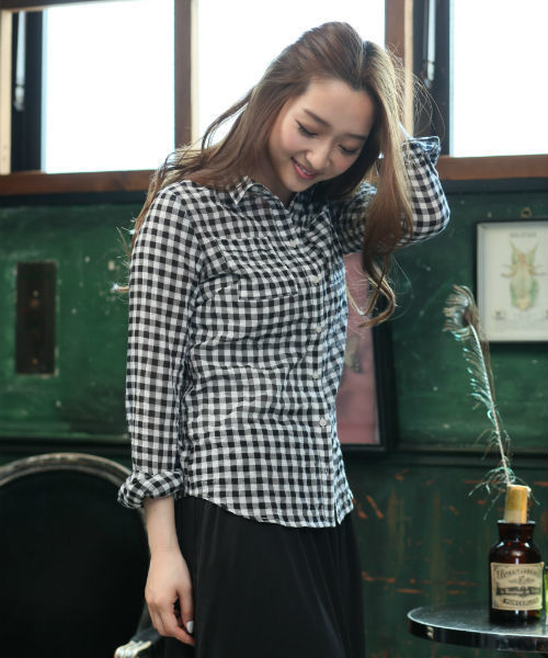 AZUL by moussy（アズールバイマウジー）の「先染シャーリングギンガム長袖T/Bシャツ（シャツ/ブラウス・レディース・レッド系その他/ブラック系その他/ブルー系その他・LARGE/SMALL/MEDIUM）」の2枚目の写真