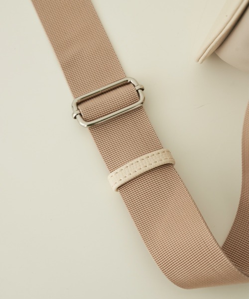 idem（イデム）の「bicolor drawstring bag/フェイクレザー巾着バッグ（ショルダーバッグ・レディース・アイボリー/ブルー/ブラック・FREE）」の7枚目の写真