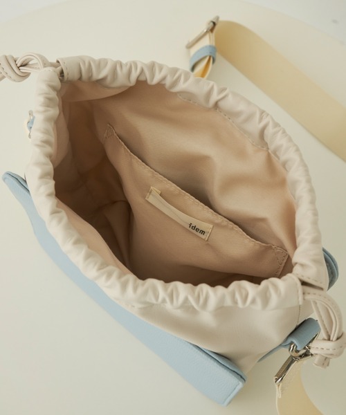idem（イデム）の「bicolor drawstring bag/フェイクレザー巾着バッグ（ショルダーバッグ・レディース・アイボリー/ブルー/ブラック・FREE）」の6枚目の写真