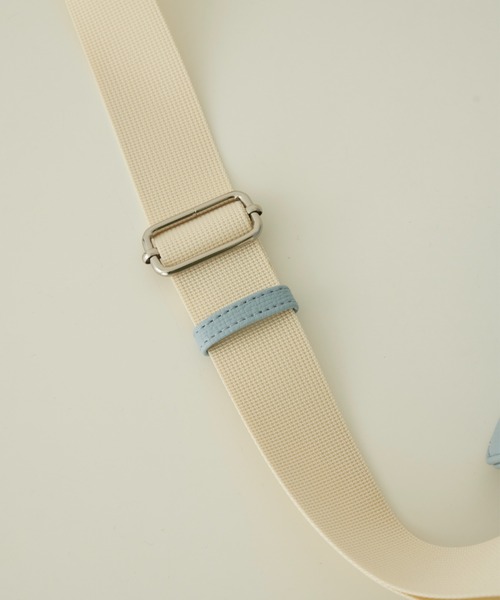 idem（イデム）の「bicolor drawstring bag/フェイクレザー巾着バッグ（ショルダーバッグ・レディース・アイボリー/ブルー/ブラック・FREE）」の5枚目の写真