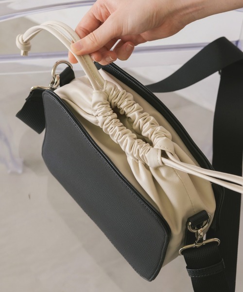 idem（イデム）の「bicolor drawstring bag/フェイクレザー巾着バッグ（ショルダーバッグ・レディース・アイボリー/ブルー/ブラック・FREE）」の21枚目の写真