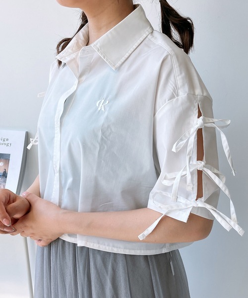 AS KNOW AS plus（アズノゥアズプラス）の「〇肩リボン刺繍ロゴ半袖シャツ（シャツ/ブラウス・レディース・オフホワイト/ブルー系/ピンク/ホワイト系1/ブラック系1/ブルー系1/ブルー/ブラック系2/ブルー系2/ホワイト系2/ブルー系その他2・FREE）」の3枚目の写真