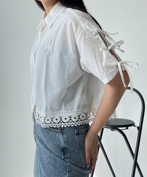 AS KNOW AS plus（アズノゥアズプラス）の「〇肩リボン刺繍ロゴ半袖