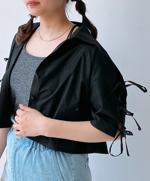 AS KNOW AS plus（アズノゥアズプラス）の「〇肩リボン刺繍ロゴ半袖シャツ（シャツ/ブラウス・レディース・オフホワイト/ブルー系/ピンク/ホワイト系1/ブラック系1/ブルー系1/ブルー/ブラック系2/ブルー系2/ホワイト系2/ブルー系その他2・FREE）」の4枚目の写真