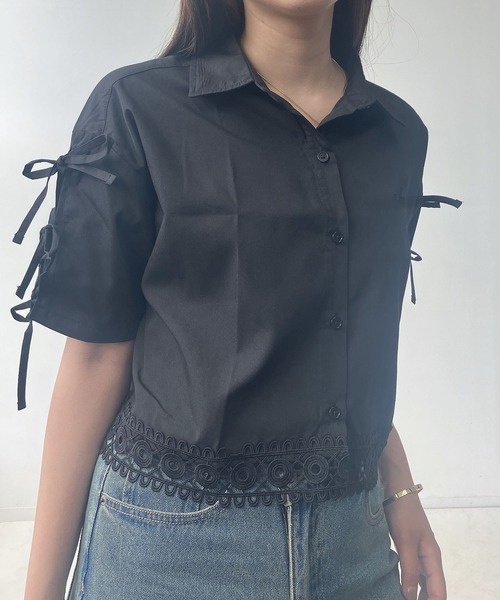 AS KNOW AS plus（アズノゥアズプラス）の「〇肩リボン刺繍ロゴ半袖シャツ（シャツ/ブラウス・レディース・オフホワイト/ブルー系/ピンク/ホワイト系1/ブラック系1/ブルー系1/ブルー/ブラック系2/ブルー系2/ホワイト系2/ブルー系その他2・FREE）」の5枚目の写真