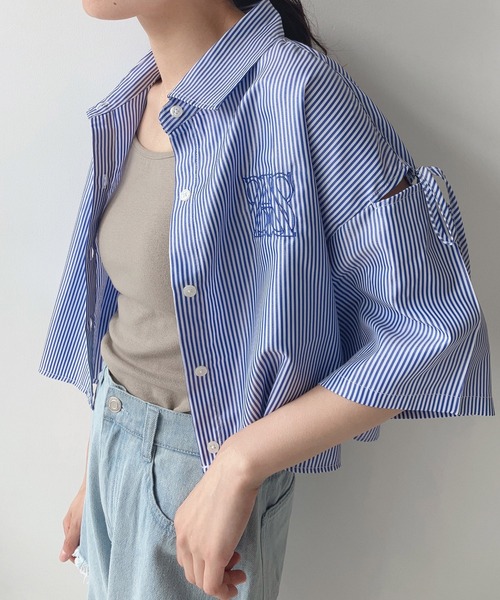 AS KNOW AS plus（アズノゥアズプラス）の「〇肩リボン刺繍ロゴ半袖シャツ（シャツ/ブラウス・レディース・オフホワイト/ブルー系/ピンク/ホワイト系1/ブラック系1/ブルー系1/ブルー/ブラック系2/ブルー系2/ホワイト系2/ブルー系その他2・FREE）」の8枚目の写真