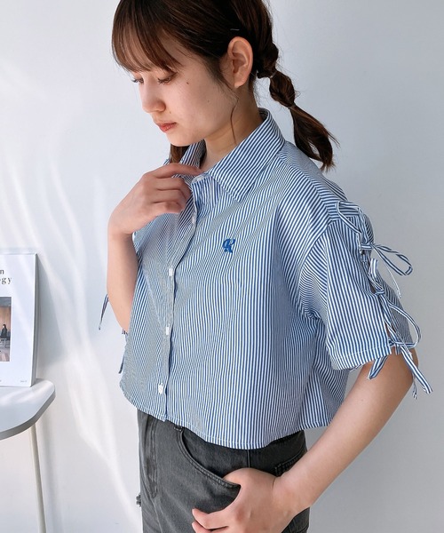 AS KNOW AS plus（アズノゥアズプラス）の「〇肩リボン刺繍ロゴ半袖シャツ（シャツ/ブラウス・レディース・オフホワイト/ブルー系/ピンク/ホワイト系1/ブラック系1/ブルー系1/ブルー/ブラック系2/ブルー系2/ホワイト系2/ブルー系その他2・FREE）」の9枚目の写真