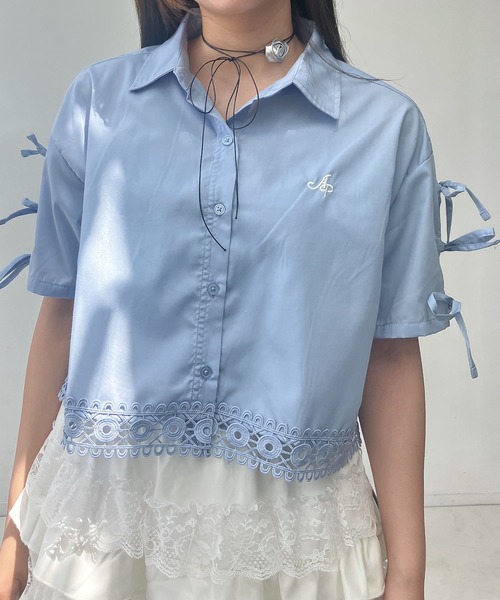 AS KNOW AS plus（アズノゥアズプラス）の「〇肩リボン刺繍ロゴ半袖シャツ（シャツ/ブラウス・レディース・オフホワイト/ブルー系/ピンク/ホワイト系1/ブラック系1/ブルー系1/ブルー/ブラック系2/ブルー系2/ホワイト系2/ブルー系その他2・FREE）」の10枚目の写真