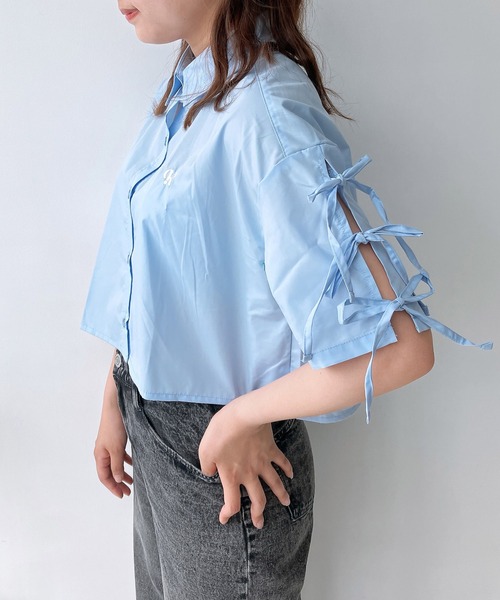 AS KNOW AS plus（アズノゥアズプラス）の「〇肩リボン刺繍ロゴ半袖シャツ（シャツ/ブラウス・レディース・オフホワイト/ブルー系/ピンク/ホワイト系1/ブラック系1/ブルー系1/ブルー/ブラック系2/ブルー系2/ホワイト系2/ブルー系その他2・FREE）」の6枚目の写真