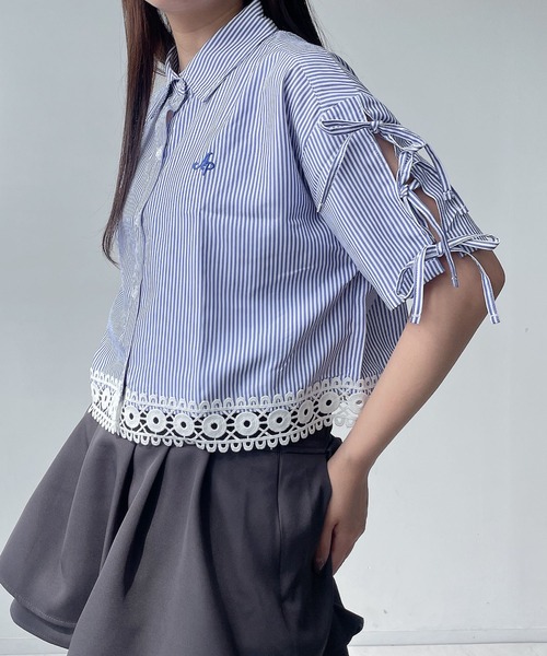 AS KNOW AS plus（アズノゥアズプラス）の「〇肩リボン刺繍ロゴ半袖