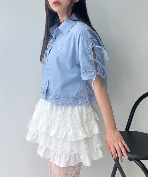 AS KNOW AS plus（アズノゥアズプラス）の「〇肩リボン刺繍ロゴ半袖