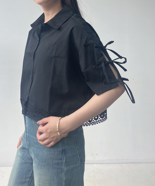 AS KNOW AS plus（アズノゥアズプラス）の「〇肩リボン刺繍ロゴ半袖シャツ（シャツ/ブラウス・レディース・オフホワイト/ブルー系/ピンク/ホワイト系1/ブラック系1/ブルー系1/ブルー/ブラック系2/ブルー系2/ホワイト系2/ブルー系その他2・FREE）」の18枚目の写真