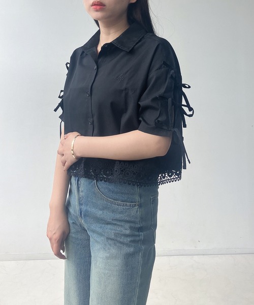 AS KNOW AS plus（アズノゥアズプラス）の「〇肩リボン刺繍ロゴ半袖シャツ（シャツ/ブラウス・レディース・オフホワイト/ブルー系/ピンク/ホワイト系1/ブラック系1/ブルー系1/ブルー/ブラック系2/ブルー系2/ホワイト系2/ブルー系その他2・FREE）」の19枚目の写真