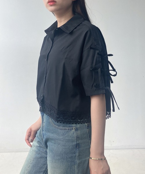 AS KNOW AS plus（アズノゥアズプラス）の「〇肩リボン刺繍ロゴ半袖シャツ（シャツ/ブラウス・レディース・オフホワイト/ブルー系/ピンク/ホワイト系1/ブラック系1/ブルー系1/ブルー/ブラック系2/ブルー系2/ホワイト系2/ブルー系その他2・FREE）」の20枚目の写真