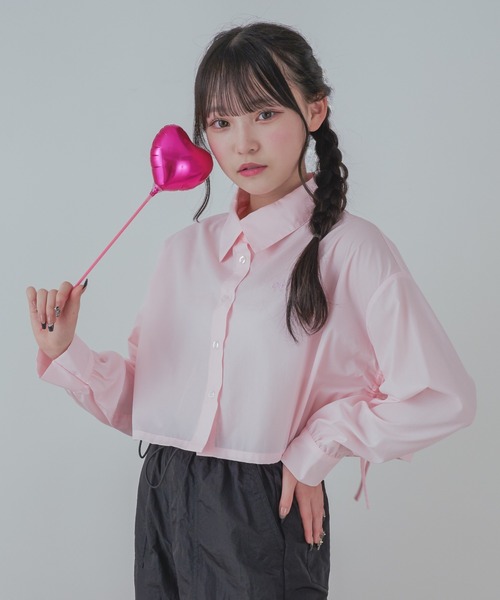 shrita(シュリータ)の「【shrita】サイドドロストショートシャツ(シャツ/ブラウス・キッズ・アイボリー/ピンク/ライトブルー・S/M/L)」の1枚目の写真