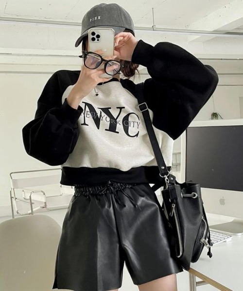 MAISON DE THERESE(メゾン ド テレーズ)の「裏起毛ロゴスウェット NYCロゴラグランショート丈トレーナー(スウェット・レディース・ブラック/グレー・M/L/XL/XX-LARGE)」の2枚目の写真