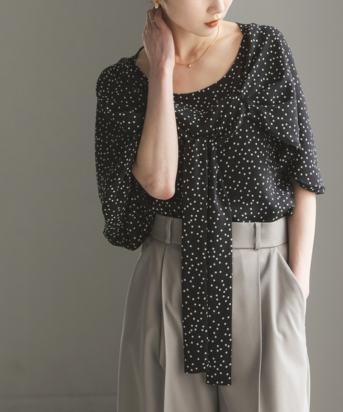 Noble（ノーブル）の「ドットニュアンスボウタイブラウス（シャツ/ブラウス・レディース・ブラック/ブラウン・FREE）」の2枚目の写真