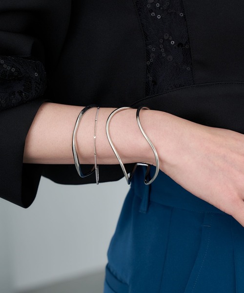 HARE(ハレ)の「2PSETバングル(HARE)(バングル/リストバンド・レディース・ゴールド/シルバー/シルバー系その他/ブラック・FREE)」の2枚目の写真