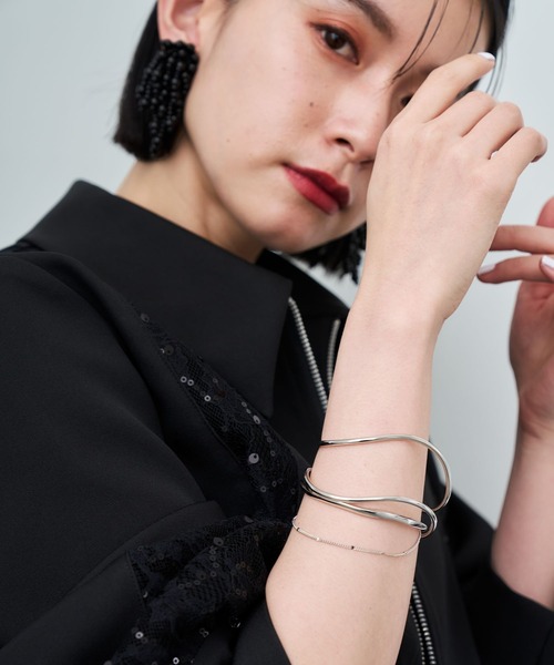 HARE(ハレ)の「2PSETバングル(HARE)(バングル/リストバンド・レディース・ゴールド/シルバー/シルバー系その他/ブラック・FREE)」の5枚目の写真