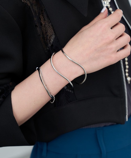 HARE(ハレ)の「2PSETバングル(HARE)(バングル/リストバンド・レディース・ゴールド/シルバー/シルバー系その他/ブラック・FREE)」の6枚目の写真