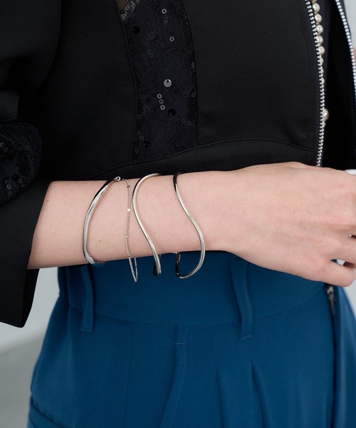 HARE(ハレ)の「2PSETバングル(HARE)(バングル/リストバンド・レディース・ゴールド/シルバー/シルバー系その他/ブラック・FREE)」の7枚目の写真