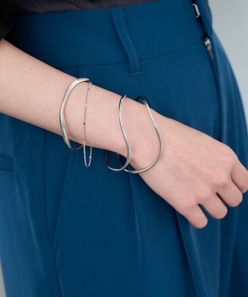 HARE(ハレ)の「2PSETバングル(HARE)(バングル/リストバンド・レディース・ゴールド/シルバー/シルバー系その他/ブラック・FREE)」の8枚目の写真