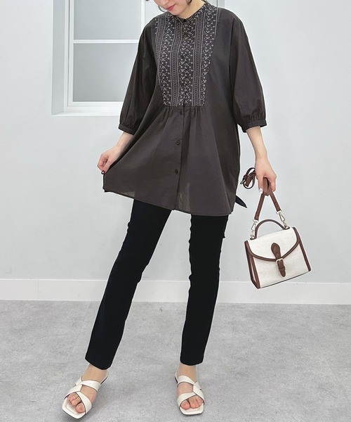 Viola e Viola(ヴィオラエヴィオラ)の「刺しゅうデザインシャツチュニック(チュニック・レディース・チャコール/ネイビー/ホワイト/グリーン/グレイッシュベージュ/ブラウン・M/L/LL/3L)」の10枚目の写真