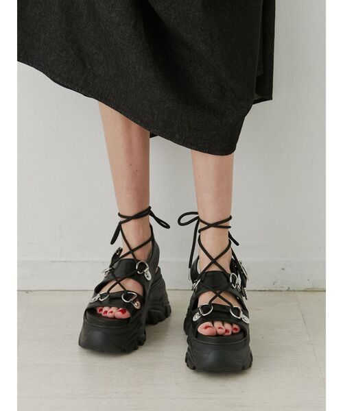 jouetie（ジュエティ）の「レースアップスニーカーソールサンダル（サンダル・レディース・ブラック/ゴールド・MEDIUM/LARGE）」の4枚目の写真