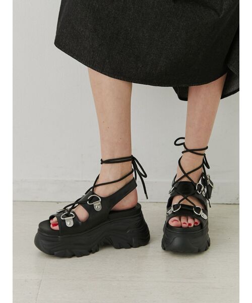 jouetie（ジュエティ）の「レースアップスニーカーソールサンダル（サンダル・レディース・ブラック/ゴールド・MEDIUM/LARGE）」の5枚目の写真