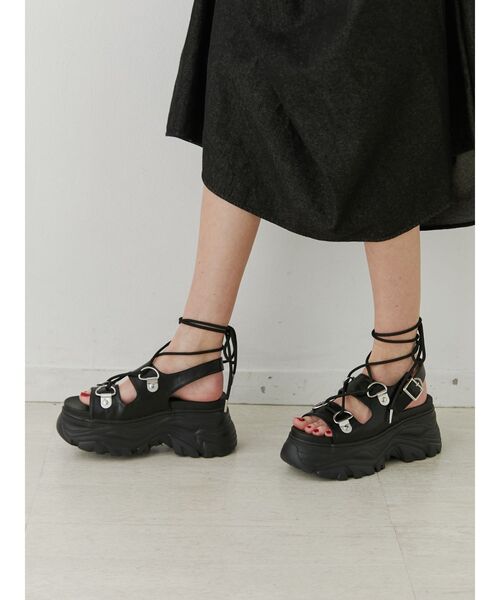 jouetie（ジュエティ）の「レースアップスニーカーソールサンダル（サンダル・レディース・ブラック/ゴールド・MEDIUM/LARGE）」の6枚目の写真