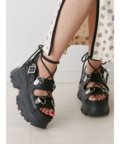 jouetie（ジュエティ）の「レースアップスニーカーソールサンダル（サンダル・レディース・ブラック/ゴールド・MEDIUM/LARGE）」の7枚目の写真