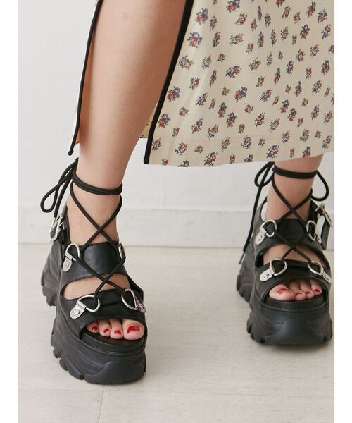 jouetie（ジュエティ）の「レースアップスニーカーソールサンダル（サンダル・レディース・ブラック/ゴールド・MEDIUM/LARGE）」の8枚目の写真