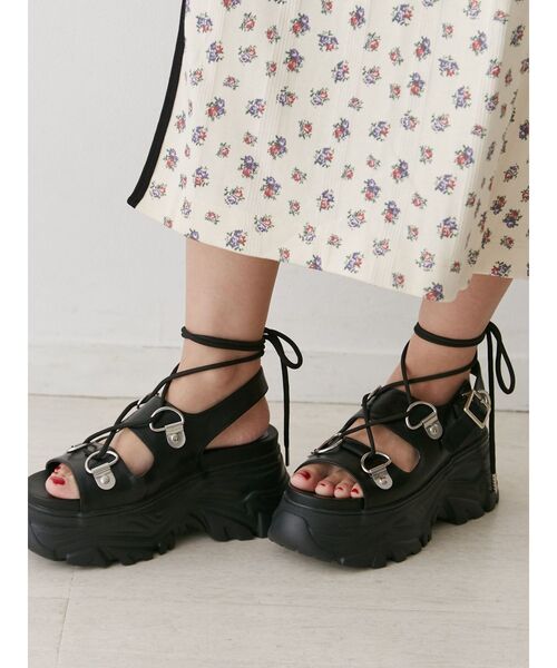 jouetie（ジュエティ）の「レースアップスニーカーソールサンダル（サンダル・レディース・ブラック/ゴールド・MEDIUM/LARGE）」の9枚目の写真